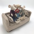 Famille-souris-maileg-sur-canape-lin-maileg-world-zoom.jpeg