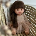 puppe-valentine-34cm-mit-braunen-langen-haaren-und-pony-493313.webp