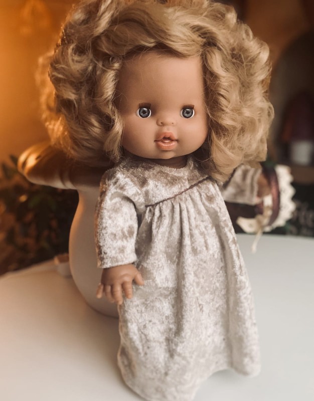 minikane-dressing-poupees-gordis-les-ptits-deguiz-ensemble-princesse-avec-robe-en-panne-de-velours-beige-ambiance.jpg