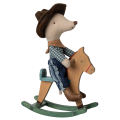 MAILEG-Myszka-kowboj-z-konikiem-na-biegunach---COWBOY-LITTLE-BROTHER (1).png