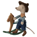 MAILEG-Myszka-kowboj-z-konikiem-na-biegunach---COWBOY-LITTLE-BROTHER.png