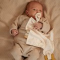 pol_pl_Little-Dutch-Przytulaczek-z-zawieszka-do-smoczka-i-gryzakiem-Newborn-Naturals-5339_13.jpg