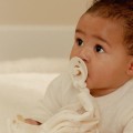 pol_pl_Little-Dutch-Przytulaczek-z-zawieszka-do-smoczka-i-gryzakiem-Newborn-Naturals-5339_14.jpg