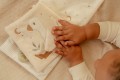 pol_pl_Little-Dutch-Duza-ksiazeczka-aktywizujaca-Newborn-Naturals-5406_4 (1).jpg