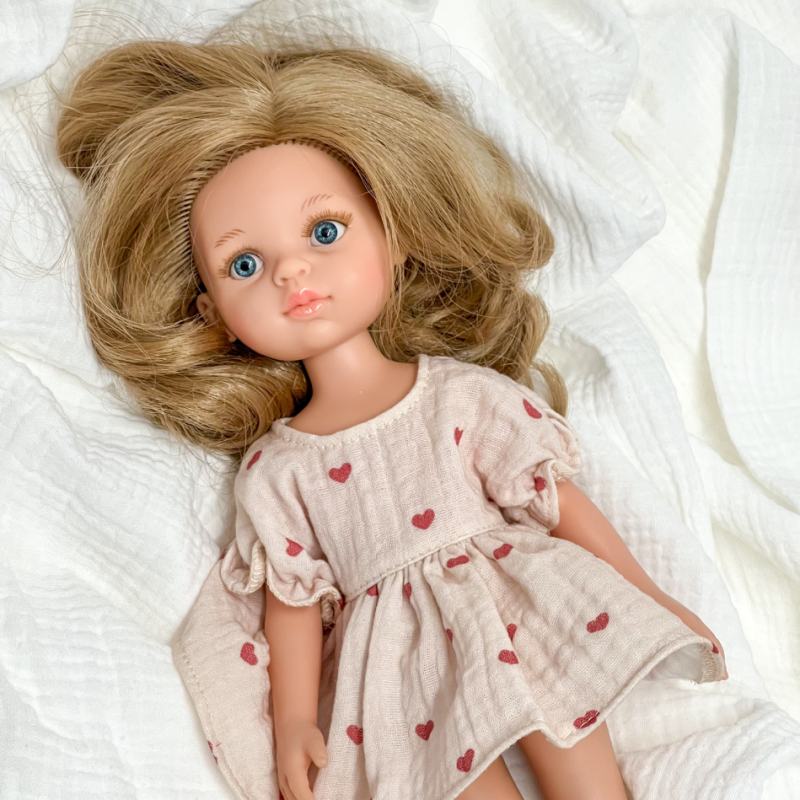 Sukienka-dla-lalki-Paola-Reina-32-cm-Amigas-muślin-w-serduszka-1.png