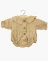 dressing-poupee-made-in-france-gordis-barboteuse-leonore-a-manches-longues-en-gaze-de-coton-latte.webp