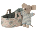 myszka-dzidzius-w-niebieskim-nosidelku-niemowle-w-gondoli-baby-mouse-maileg.webp
