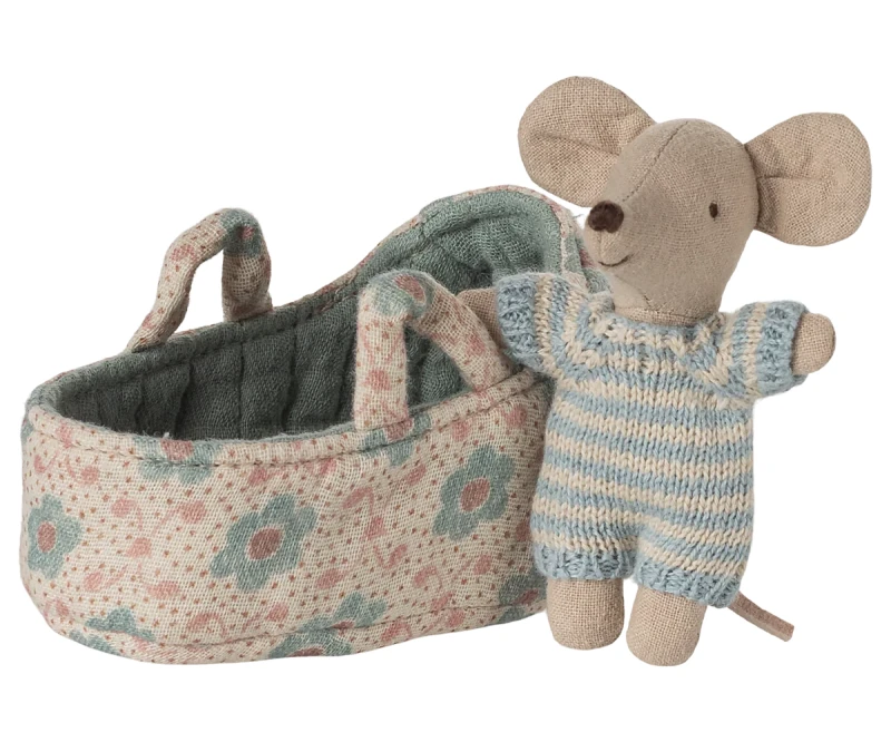 myszka-dzidzius-w-niebieskim-nosidelku-niemowle-w-gondoli-baby-mouse-maileg.webp