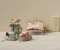 myszka-dzidzius-w-niebieskim-nosidelku-niemowle-w-gondoli-baby-mouse-maileg (2).webp