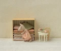 vintage-stolik-ozdobny-dla-myszek-zlamana-biel-okragly-na-czterech-nogach-drewniany-maileg.webp