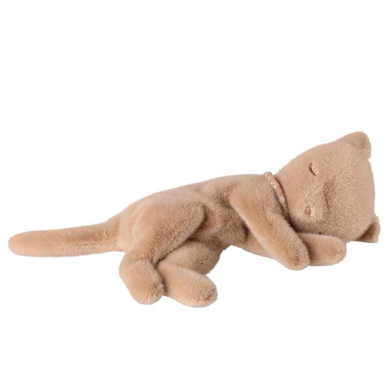 MAILEG-Maskotka-pluszowy-spiacy-kotek---KITTEN-CREAM-PEACH.png