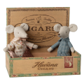 Myszki-babcia-i-dziadek-17cm---GRANDMA--GRANDPA-in-CIGAR-BOX.png