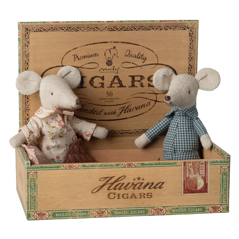 Myszki-babcia-i-dziadek-17cm---GRANDMA--GRANDPA-in-CIGAR-BOX.png