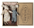 Myszki-babcia-i-dziadek-17cm---GRANDMA--GRANDPA-in-CIGAR-BOX (1).png