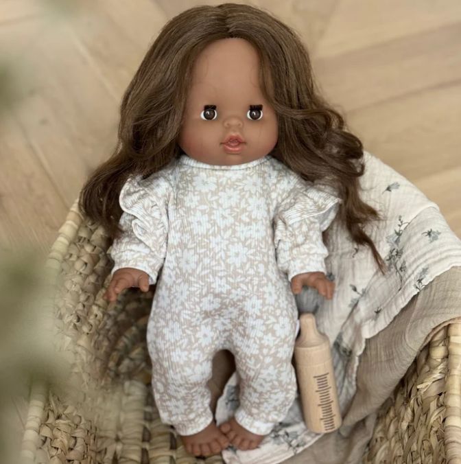 Kombinezon pidżamka beż w białe kwiatki dla Miniland 38 cm.jpg