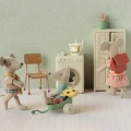 Maileg-SS26-Big-Sister-Tricycle-Mouse-With-Bag-Coral-17-6205-00-1.webp