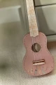 pol_pl_Little-Dutch-Drewniana-gitara-rozowa-Safari-Friends-FSC-6018_8.jpg